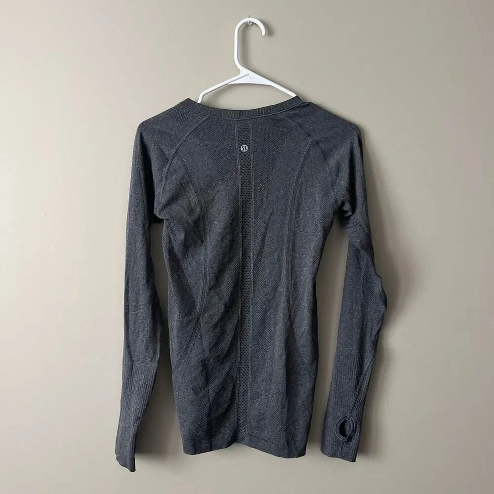 Lululemon Women's Grey and Blue Top